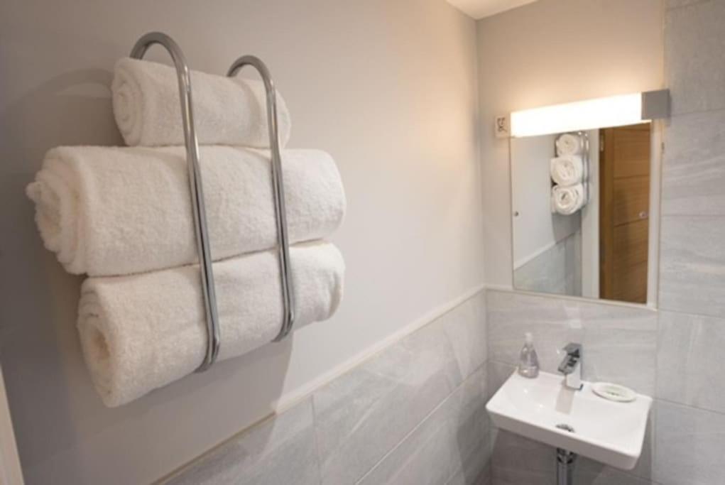 Beautiful, Spacious 1 Bed Flat Брентвуд Экстерьер фото