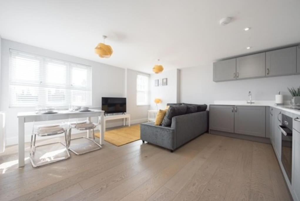 Beautiful, Spacious 1 Bed Flat Брентвуд Экстерьер фото
